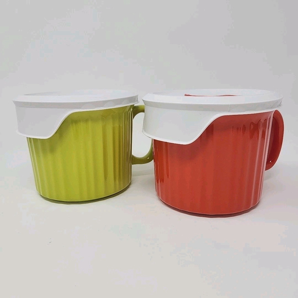 Corning Ware Soup Meal Mugs 2-20oz Red Green Vented Lid Colors Colours Microwave - Picture 2 of 7